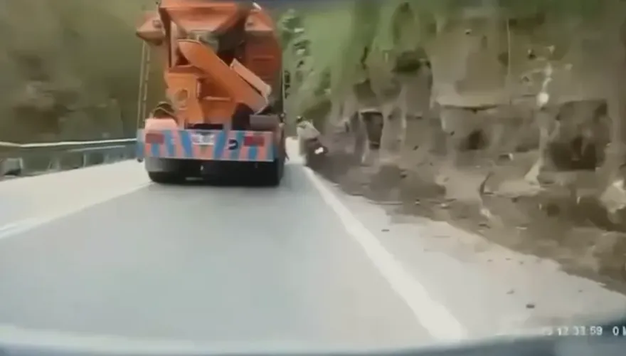 影/奪命畫面曝！2無照少年合歡山「鑽隙縫超車」遭輾死