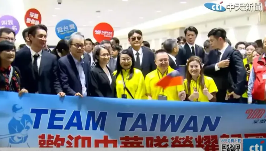蹭中華隊合照！董座帶頭搶C位掀怒火　采盟免稅店道歉了
