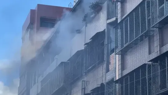 台中北區住宅起火！黑煙從窗戶竄出升天　現場3人送醫