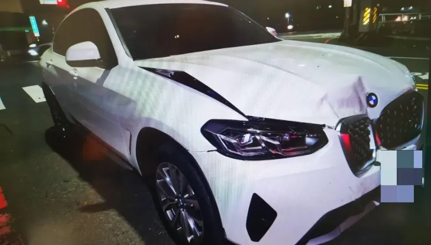 影/玩命關頭續集？台南BMW女駕轉彎失控衝店家　轎車、鐵捲門慘凹陷