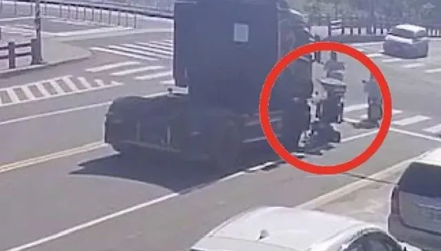影/吞噬瞬間！台東嬤騎電動車鬼切「遭捲入拖板車底」