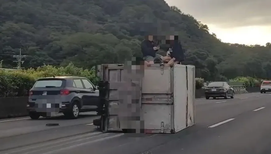 影/國1「孤島車禍」！南下湖口段車翻、他跟妹子慘坐車頂待援