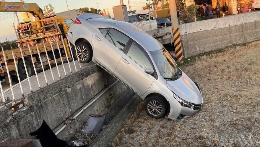 國4聯絡道車禍！台中男衝護欄直插進田　駕駛酒測值超標