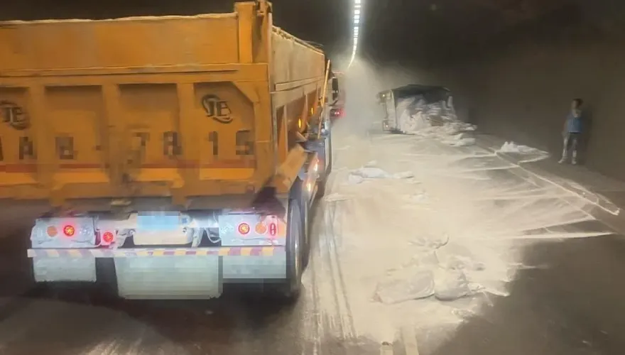 觀音山隧道24小時內2車禍！通風管遭撞斷　小貨車又翻覆