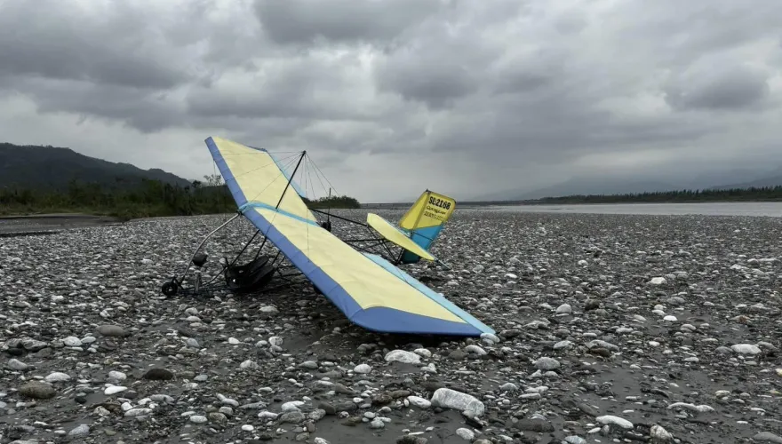幸運生還！輕航機返航「機械故障」　教練緊急迫降花蓮河床