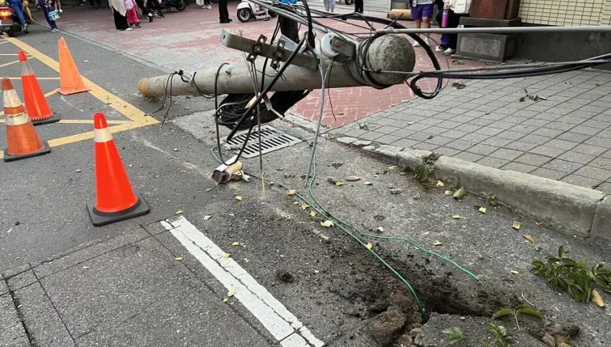 嚇壞！頭份7旬翁接孫放學　校門前暴衝「電火條斷兩截」