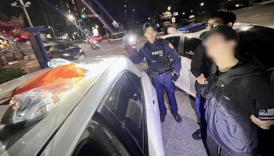 影/車手也瘋棒球！車上太專心看「台日大戰」　警輕鬆逮人