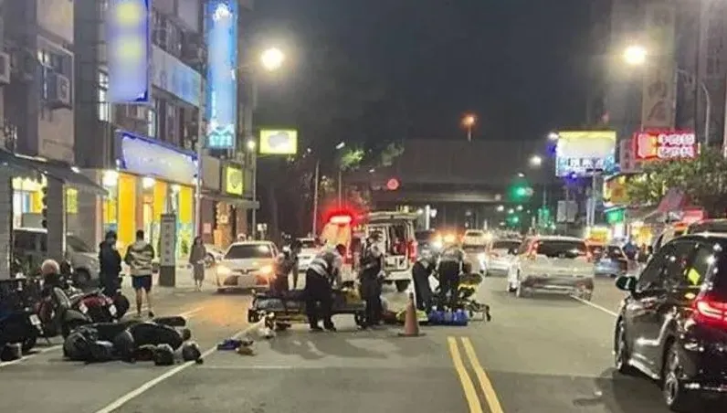 16歲少年無照上路！慘被雙載情侶擊落　人車噴飛20米遠
