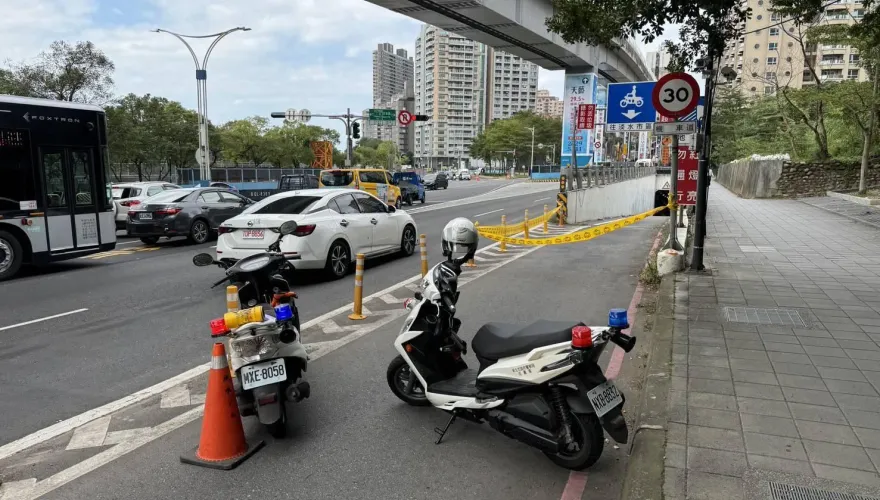 驚悚又離譜！淡水機車專道遭鐵柱貫穿　騎士離死神僅差一步