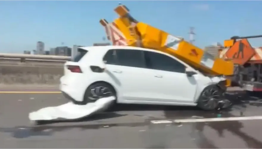 影/台74追撞車禍！白車撞進緩撞車尾巴　車頭慘變廢鐵
