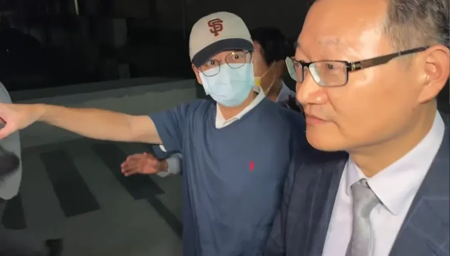 詐領助理費1455萬！高雄市議員黃紹庭150萬交保　耗3小時離去
