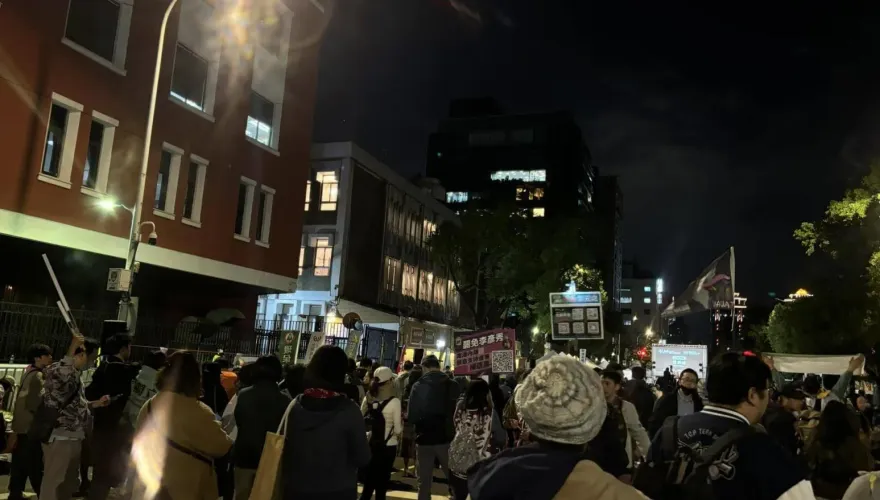 民團稱2千青鳥上街反藍修法　現場照流出遭酸冷清洗腦場