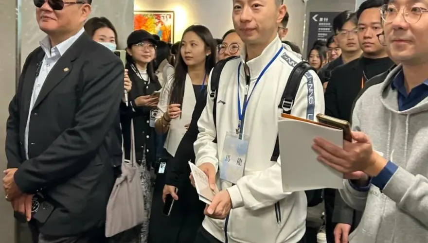 影/陸生團訪政大引粉絲暴動　馬英九打趣：都來看馬龍