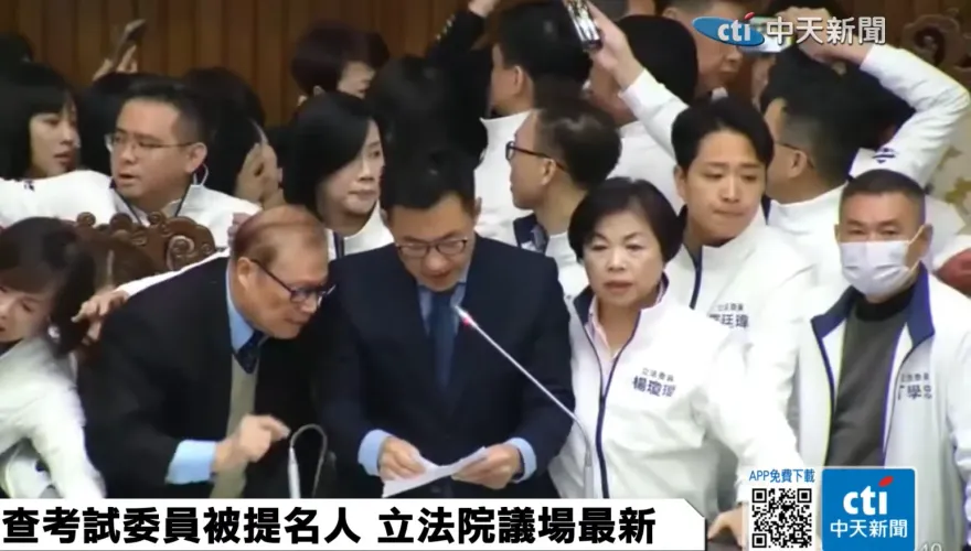 族群委員改無給職　立院停止討論陳瑩衝上主席台爆衝突