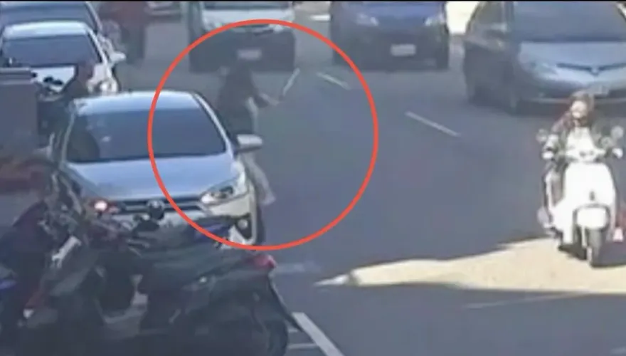 影/當街家暴直擊！悍女奪球棒、鎖頭　砸車窗爆打前任