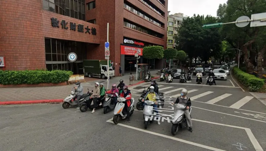 機車進待轉區「打哪邊方向燈？」　交通部曝正解：亮煞車燈才正確