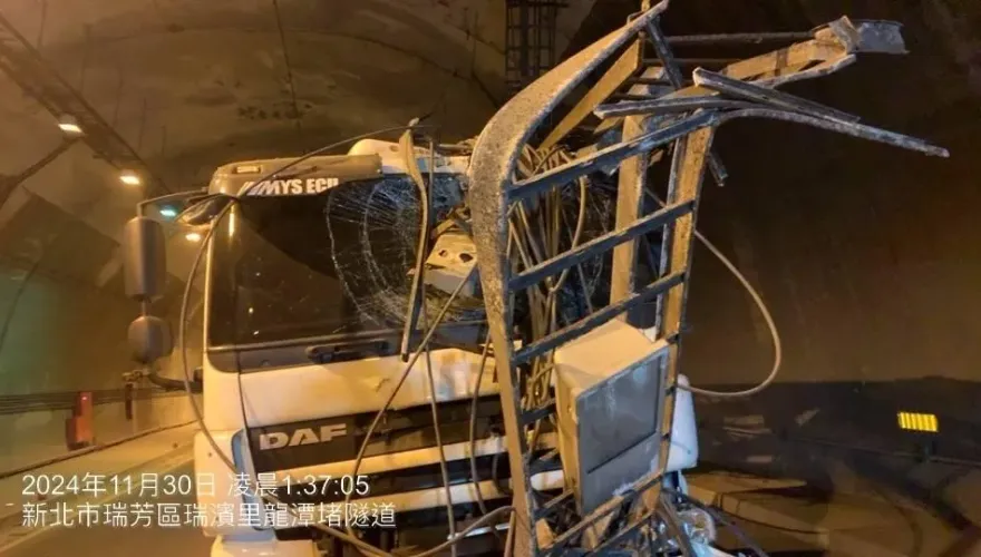 影/恐怖！瑞芳龍潭堵隧道凌空「灑花」　燈軌驚悚砸2車