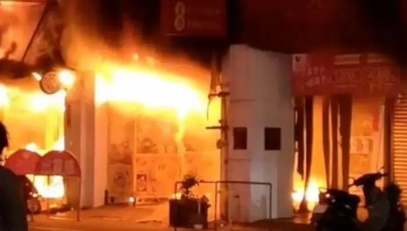 深夜轟一聲！台中娃娃機店竄火舌　房東昏迷傷勢曝光