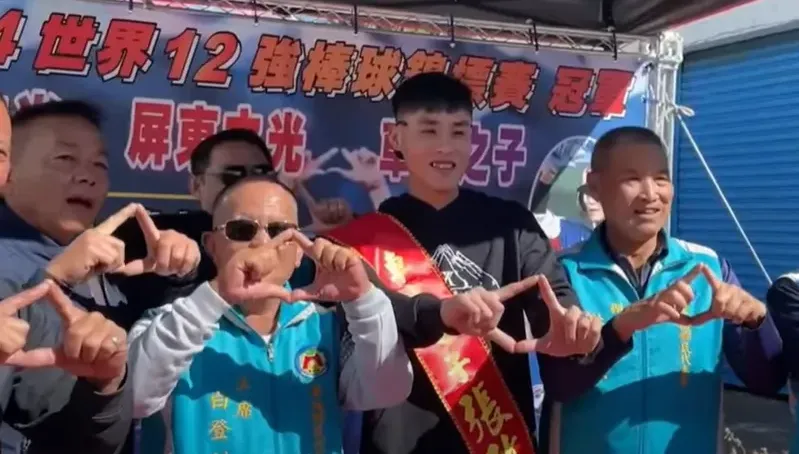 影/光宗耀祖！張政禹回老家掃街　憶兒時練球打破玻璃：謝謝鄰居