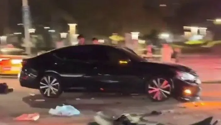 影/台中嚴重車禍「轎車頭半毀、機車整輛撞爛」　傷亡不明