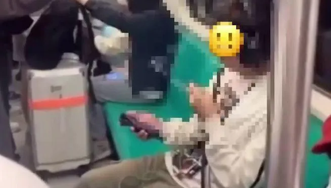 影/扯！男「捷運車廂內抽菸」　友幫嗆：刪影片不然提告