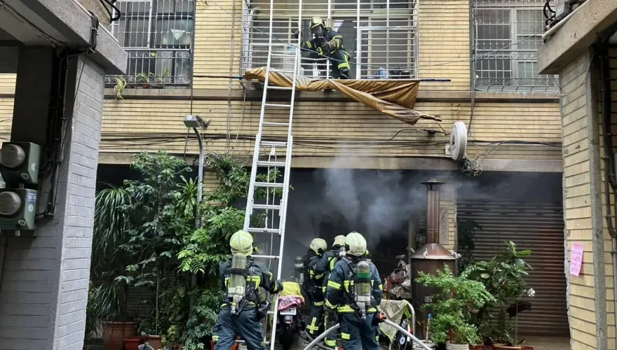 迪化街「宮廟鞭炮爆炸」險燒瓦斯鋼瓶　26歲男獲救送醫