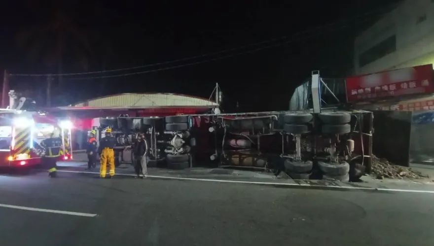 影/水溝蓋承重不了！高雄聯結車「突右傾」壓爛鐵皮屋
