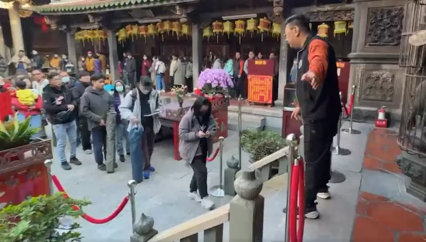 影/鹿港天后宮「一燈難搶」！信徒為點燈冒寒風徹夜排隊
