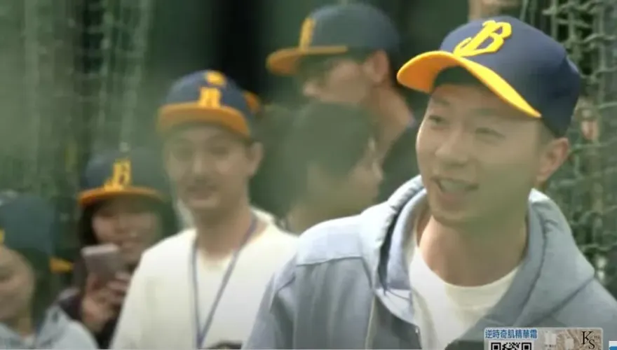 首次體驗打棒球！前2次揮棒落空　馬龍靦腆自嘲：錯誤示範