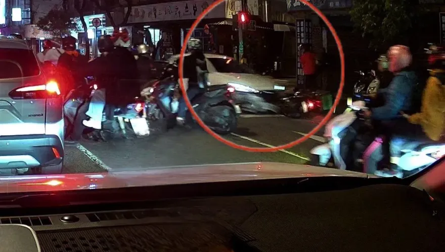 影/直擊！板橋21歲男開馬3逆向衝撞機車群　釀2傷
