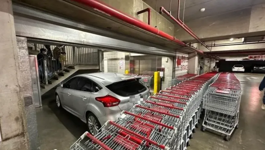 影/暖心！好市多汽車停電梯口　店員出狠招「推車包圍」