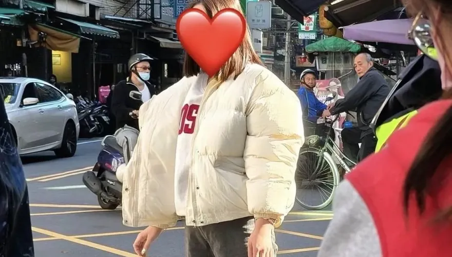 人美心美！老翁路倒命危女騎士CPR救命　網讚：像天使