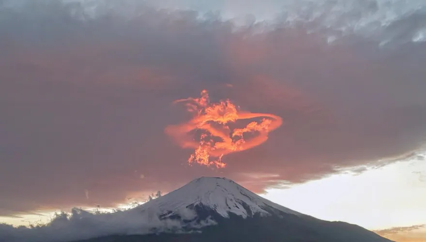影/富士山頂驚現「神龍」？日網熱議：好像《七龍珠》