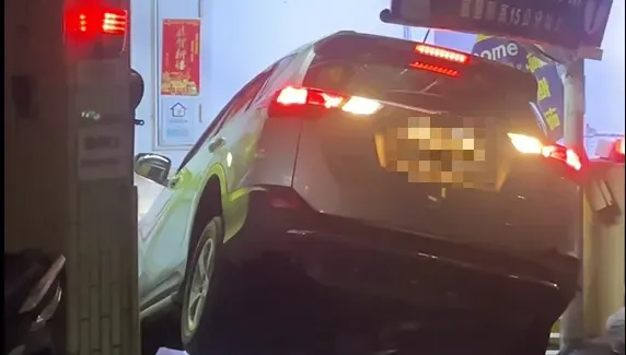 影/停車場驚魂！休旅車「翹孤輪」倒車檔下坡　網憂：設計合法？