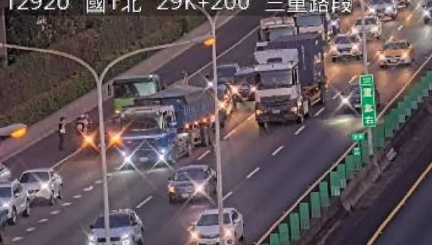 連環車禍！國1大貨車、轎車3車追撞　時速剩40