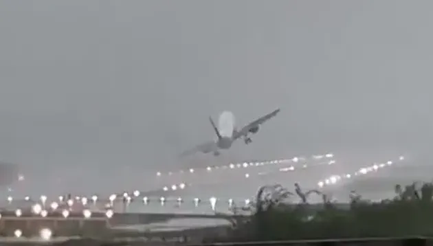 影/狂風肆虐清奈！飛機欲降落遭吹歪「狂抖」　驚險畫面曝光