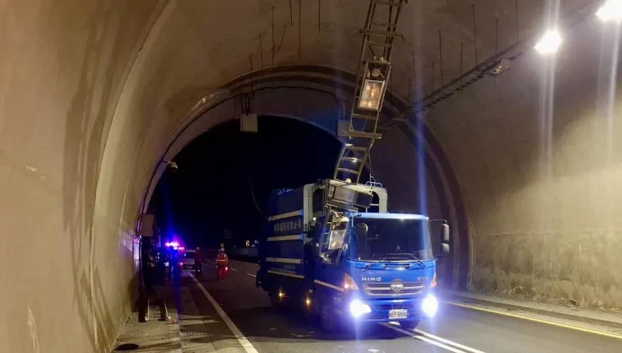 快訊/天降橫禍現場！隧道「整排燈軌」掉落　清潔車遭砸中