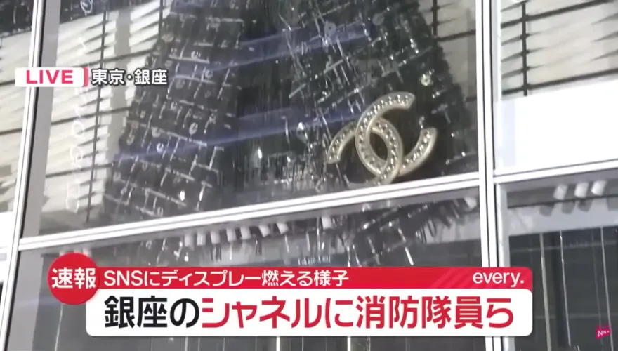 影/聖誕樹驚魂！銀座香奈兒聖誕樹突起火　路人驚：以為是特效