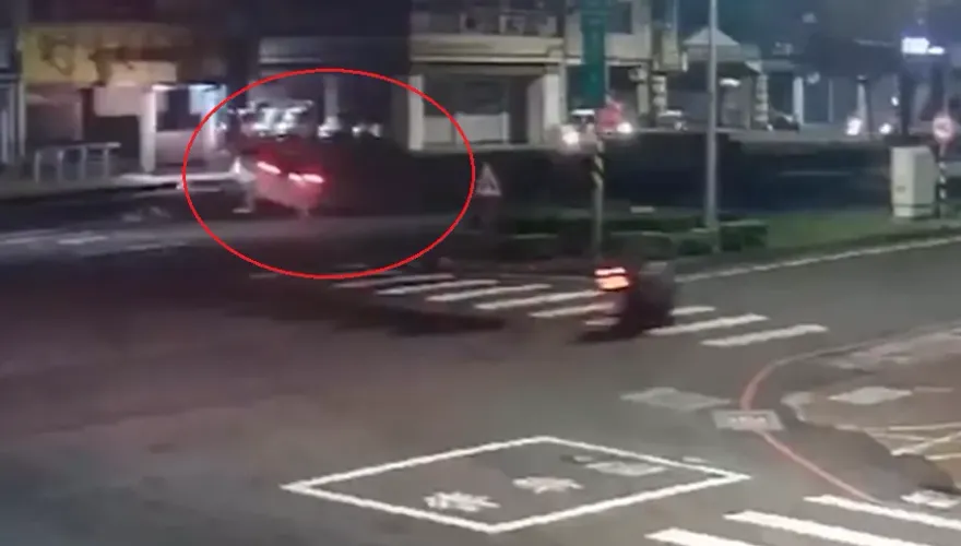 影/高雄轎車自撞分隔島「駕駛座沒人」　女車主傻眼：我在上班