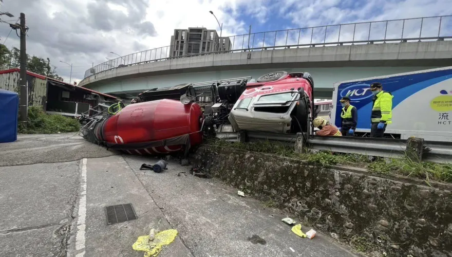 影/直擊！汐止水泥車翻落樟江大橋　44歲駕駛脫困送醫