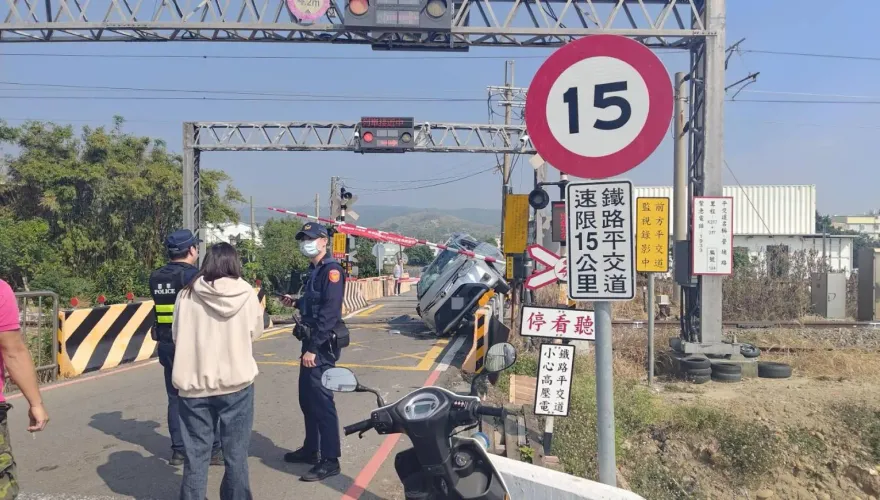 開車分心！台中21歲女「騎上」平交道護欄　害大誤點