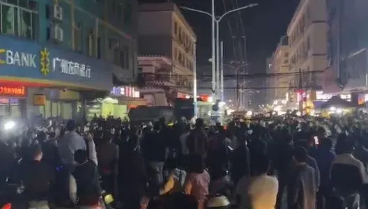 影/不滿停車場收費狠砸亭！廣州群眾抗議「新制1天取消」