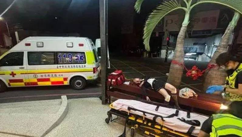 不滿沒房間！醉女大廳「發酒瘋」與男友爭吵　警當和事佬