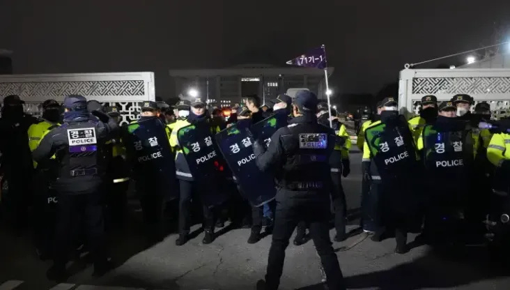 南韓總統尹錫悅宣布戒嚴！執政黨黨魁批「錯誤決策」：與人民一起阻止