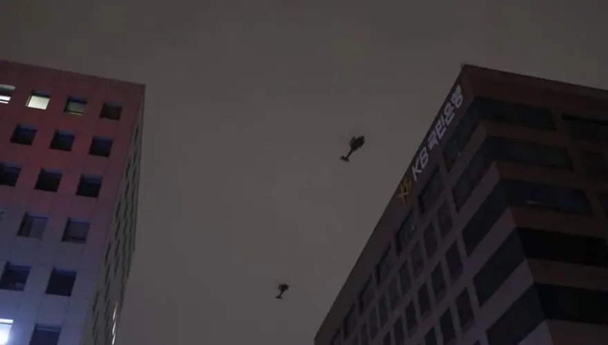 南韓戒嚴「國會大門封鎖」！軍隊與民眾爆激烈衝突　多架直升機空中戒備