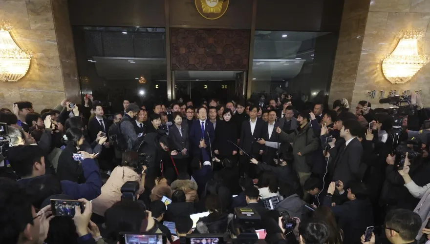 83歲議員翻牆進國會投票「累癱爆睡」　韓網心疼：根本虐待老人