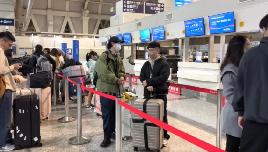影/飛南韓旅客「塞爆」小港機場！沒在怕「戒嚴」照常旅遊