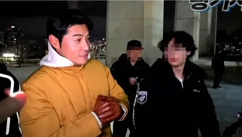 南韓戒嚴現場暴動！「44歲男星」勸軍人停手　竟是前特戰兵