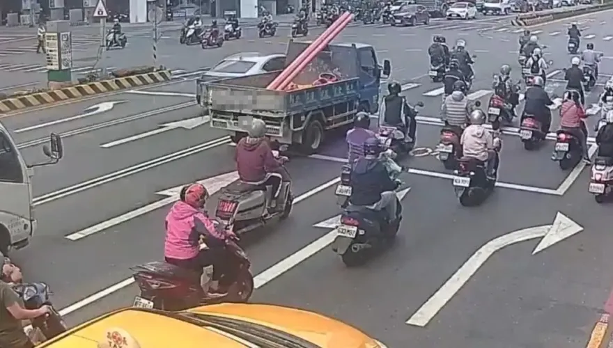 影/移動「血滴子」！貨車載鐵皮未綑牢突掉落　高雄警當場開罰