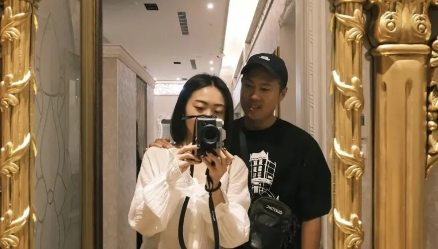 交往13年修成正果！「玖壹壹」洋蔥被直擊攜女友登記結婚